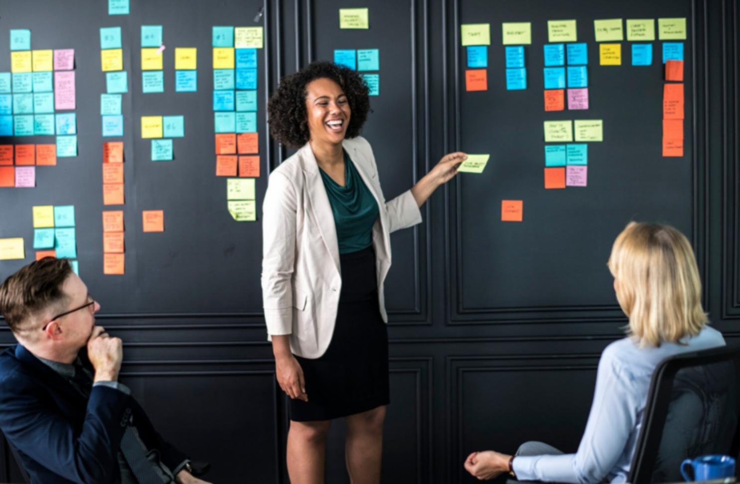 Grupo de pessoas colaborando em projeto financeiro